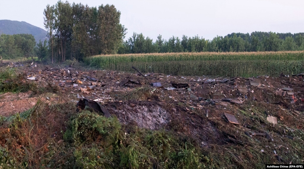 Kjo fotografi është realizuar më 17 korrik dhe shfaq mortaja (në pjesën e djathtë të fotografisë), por edhe fragmente të kutive me municion. Ministri serb i Punëve të Brendshme, Nebojsha Stefanoviq, tha më 17 korrik se avioni po transportonte 11.5 tonë armë serbe për në Bangladesh. Ai hodhi poshtë spekulimet se ngarkesa kishte për destinacion Ukrainën. &nbsp;