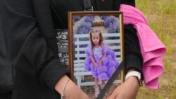 Liza, fetița de 4 ani ucisă de atacul rusesc din Vinița, a fost înmormântată duminică. Printre victime se mai numără doi băieți de 7 și 8 ani.