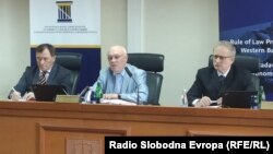 Predsjednik Ustavnog suda BiH Mato Tadić (sredina) te potpredsjednici Mirsad Ćeman (desno) Miodrag Simović (lijevo) saopštavaju odluku u vezi sa Zakonom kojim se u RS sprečava zabrana negiranja genocida, Brčko, 15. jul 2022.