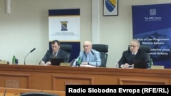 Bosnje dhe Hercegovinë: Gjyqtarët e Gjykatës Kushtetuese të BiH, Mato Tadiq, President i Gjykatësve (në mes) dhe zvendës presidentët Mirsad Qeman (djathtas) dhe Miodrag Simoviq (majtas). Brçko, 15 korrik 2022.