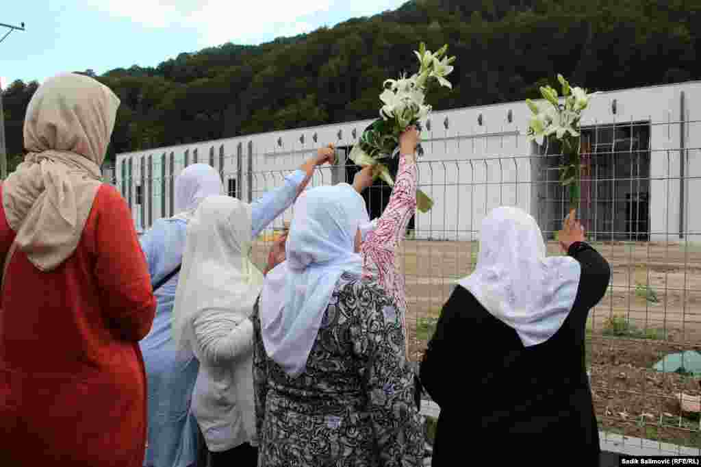 Policija bh. entiteta Republike Srpske nije dozvolila porodicama žrtava genocida u Srebrenici da polože cvijeće ispred hale Zemljoradničke zadruge Kravica, kod Bratunca. Cvijeće su položile na ogradi ispred zadruge.