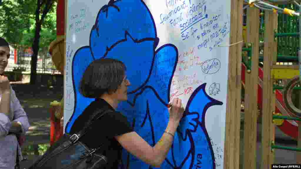 Reprezentanta UNICEF in Moldova, Alexandra Yuster, lăsând un mesaj în sprijinul copiilor supusi violentei si abuzului