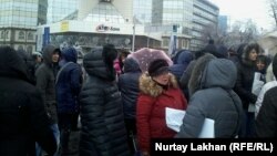 Собравшиеся на акцию протеста ипотечники стоят перед офисом АТФ Банка. Алматы, 12 января 2016 года.