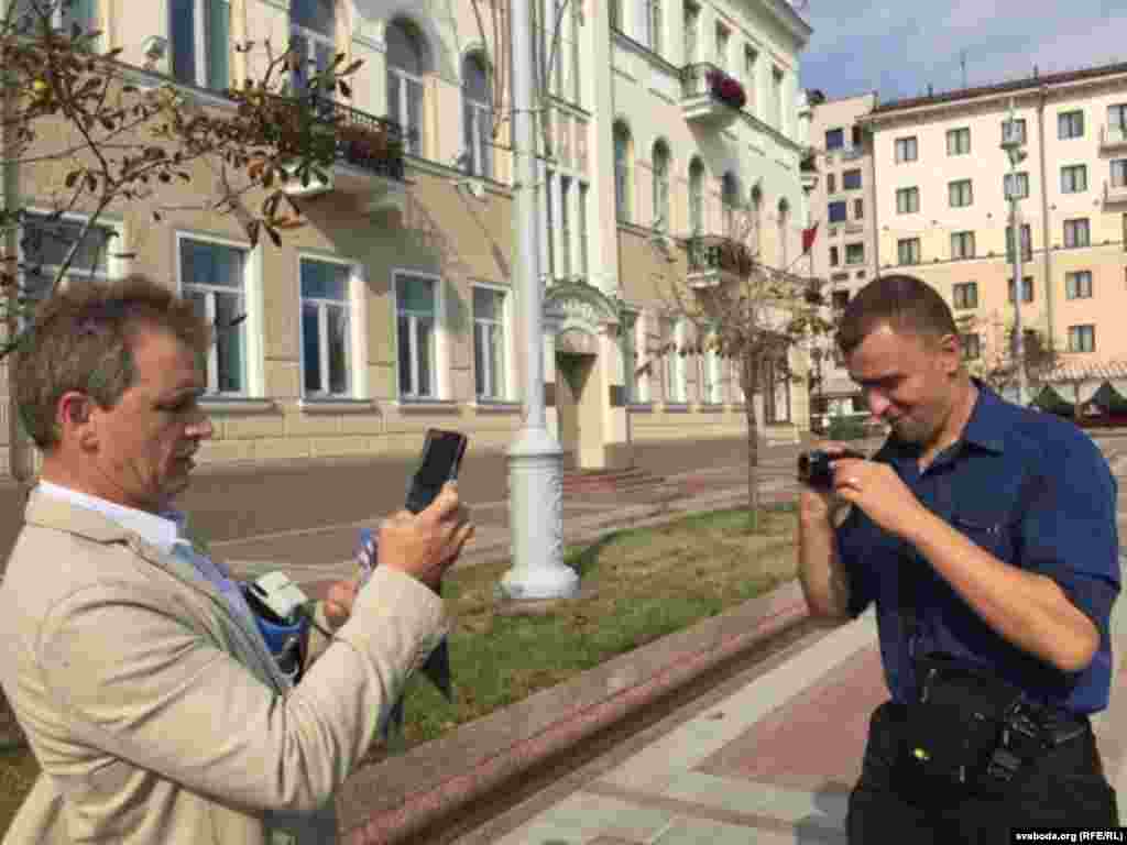 Акцыя прайшла пад пільным наглядам спэцслужбаў, пікетоўцаў здымалі на відэа.