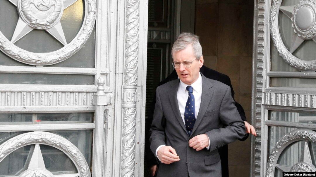 Britanski ambasador Laurie Bristow napušta zgradu Ambasade Velike Britanije u Moskvi, 14. mart 2018.