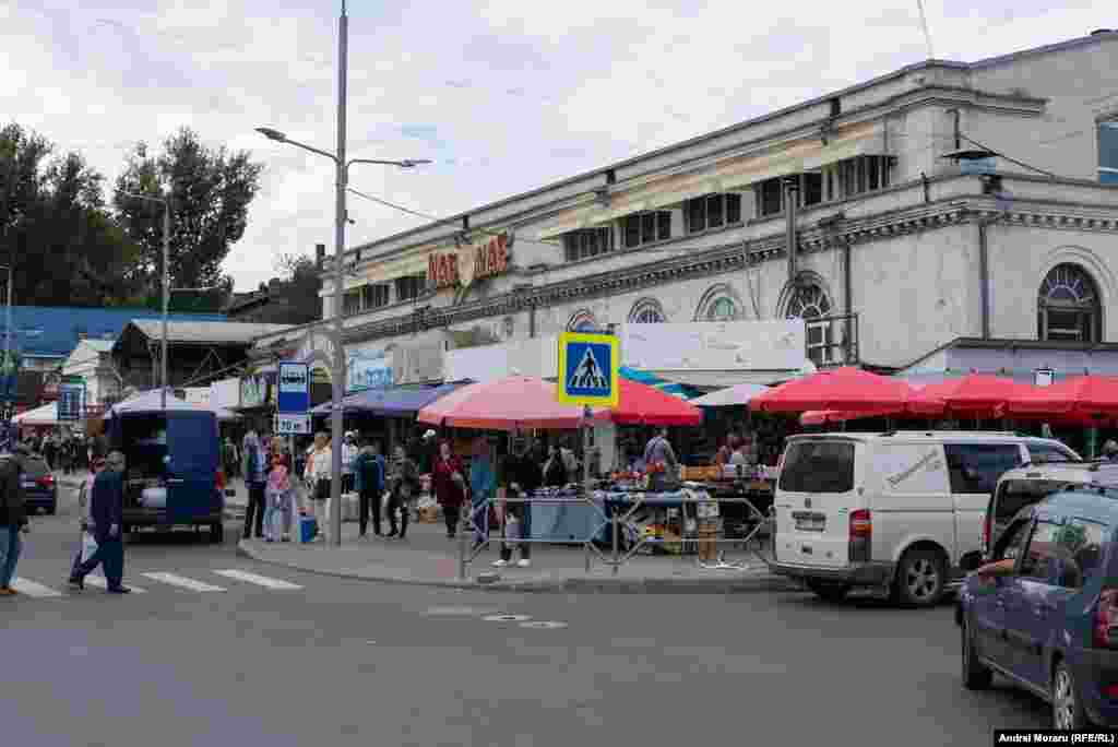 Piața Centrală, cunoscută anterior sub denumirea de Țentral&#39;nîi rînok (Центральный рынок) până în 1991, este cea mai mare și mai aglomerată piață agroalimentară din Chișinău. Aceasta se întinde pe un cartier rectangular, format din două sectoare ale capitalei, fiind delimitată de străzile Armenească, Mitropolit Varlaam și Tighina. Piața are o suprafață totală de 3,5 hectare. În imagini hala de carne în anii 60 și în prezent.&nbsp;