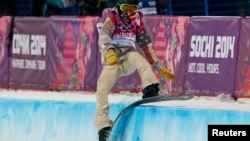 Шон Уайт падает во время соревнования по мужскому хафпайпу на Олимпиаде в Сочи 11 февраля