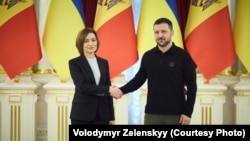 Volodimir Zelenski, președintele Ucrainei, și Maia Sandu, președinta Republicii Moldova, se salută cordial în cadrul unei întâlniri bilaterale la Kiev, 25 decembrie 2025.