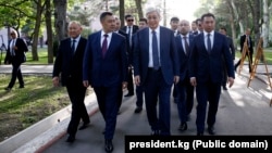 Президент Кыргызстана Садыр Жапаров идет вместе с прибывшим с визитом в Бишкек президентом Казахстана Касым-Жомартом Токаевым. 26 мая 2022 года