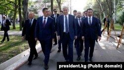 Президенты Кыргызстана и Казахстана Садыр Жапаров и Касым-Жомарт Токаев (на переднем плане). 26 мая 2022 года, Бишкек.