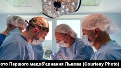 Американський лікар-транплантолог Роберт Монтгомері проводить пересадку нирки разом із лікарями Першого медоб'єднання Львова