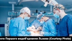 Під час війни лікарі, особливо хірурги, працюють в Україні з великим навантаженням 