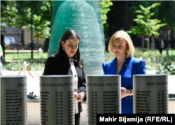 Gradonačelnica Sarajeva, Benjamina Karić (L) i britanska ministarka spoljnih poslova, Liz Tras, u posjeti Spomen obilježju ubijenoj djeci opkoljenog Sarajeva 1992-1995.