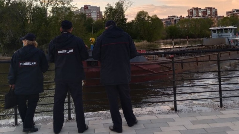 Новый раунд войны за Казанку: активистка нырнула в ледяную воду остановить засыпку реки