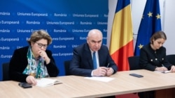 Premierul Ilie Bolojan (centru), la Bruxelles, în timpul unei vizite la Comisia Europeană. În stânga premierului – consiliera Luminița Odobescu. În dreapta – Iulia Matei, ambasadoarea României la Uniunea Europeană. 