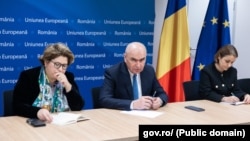Premierul Ilie Bolojan (centru), la Bruxelles, în timpul unei vizite la Comisia Europeană. În stânga premierului – consiliera Luminița Odobescu. În dreapta – Iulia Matei, ambasadoarea României la Uniunea Europeană. 