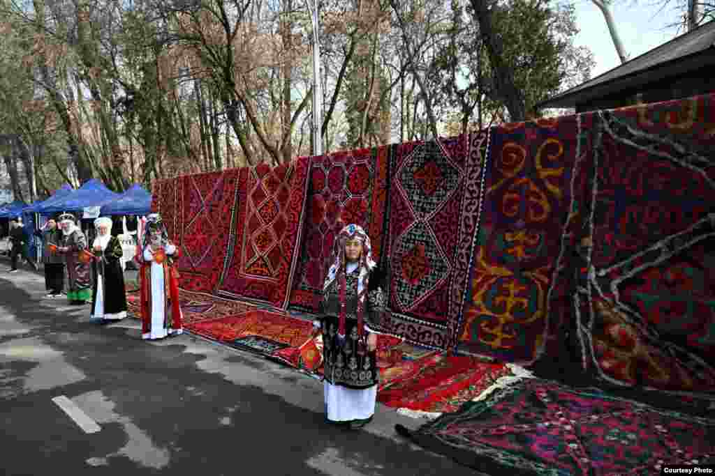 Ош. Нооруз майрамына карата кол өнөрчүлөрдүн эмгеги тартууланды.