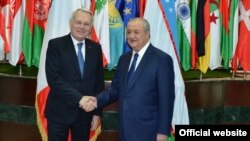 Франция Ташқи ишлар вазири Jean-Marc Ayrault 2017 йил 15 апрель куни Тошкентда ҳамкасби Абдулазиз Комилов билан учрашган эди.