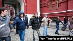 Moscow Police Detain Protesters Outside Kremlin Gates