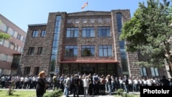 Armenia - Parents of soldiers killed in the 2020 war in Nagorno-Karabakh protest outside the Supreme Judicial Council building in Yerevan, May 26, 2022.