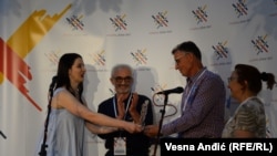 Dobitnici godišnjih nagrada festivala Marinko Đurić i Ljuš Krasnići sa Sofijom Todorivć iz YIHR-a (levo)