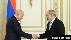 Armenian Prime Minister Nikol Pashinian (R) receives Russian Ambassador to Armenia Sergey Kopyrkin in Yerevan, May 27, 2022.