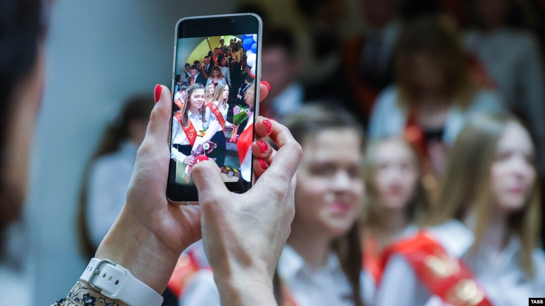 школьница показала себя 13-летняя школьница из Камышина ради селфи залезла на шею Маресьеву