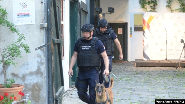Policia serbe kontrollon zonen pas alarmit per bombe ne vendin ku po mbahet festivali "Miredita Dobar Dan", Beograd, Serbi