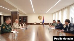 Armenia - Armenian Defense Minister Suren Papikian meets with the commander of Russian peacekeeping forces in Nagorno-Karabakh, Major General Andrei Volkov, Yerevan, May 27, 2022. 