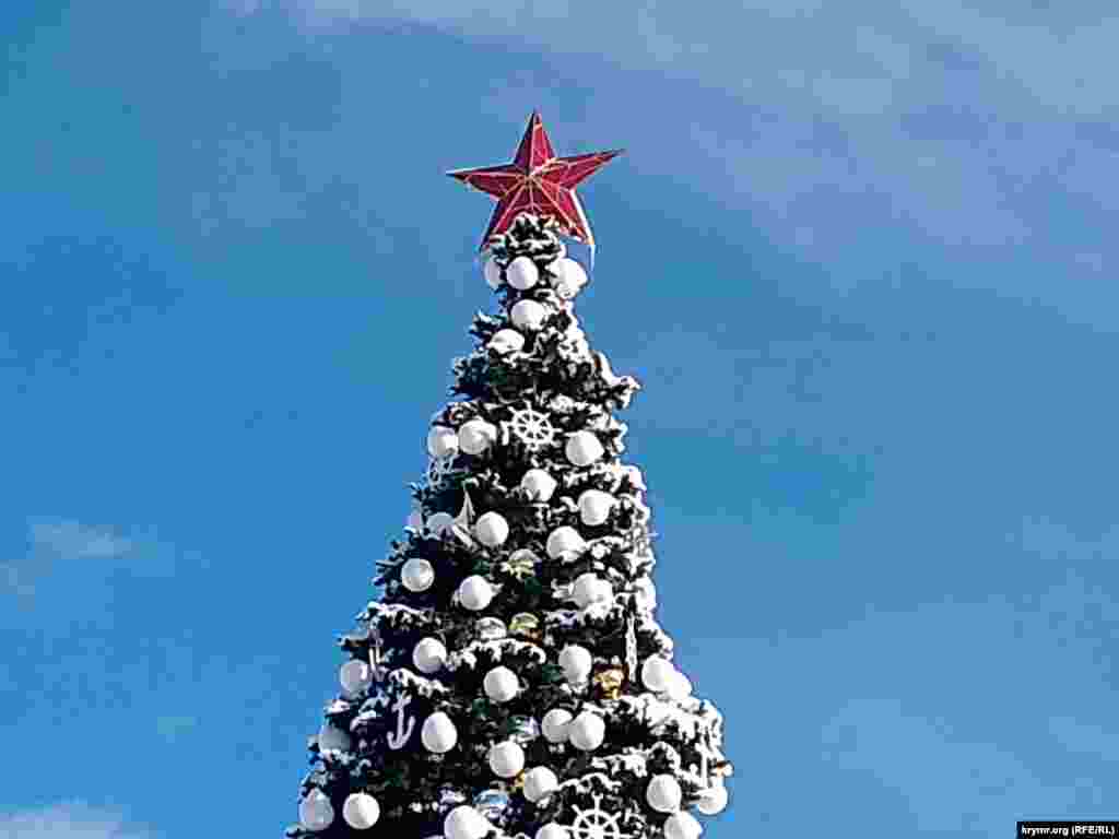 Елка в Севастополе. Крым, 1 января 2026 год