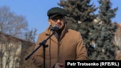 Экономист Рахим Ошакбаев выступает на митинге против назначения акимом Алматы Ерболата Досаева. 5 февраля 2022 года