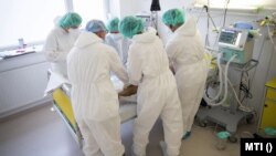 Ápolók ellátnak egy beteget a Jósa András Oktatókórház Covid intenzív osztályán, Nyíregyházán 2020. november 25-én