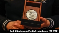 Пам’ятна медаль Марії Жосул на руках у її правнучки Ольги Коханевич