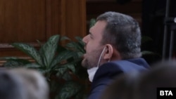 Делян Пеевски подвиква към парламентарната трибуна по време на заседание на 47-ото Народно събрание.