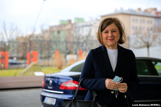 Věra Jourová érkezik a Szabad Európa prágai központjához, 2022. február 3-án.