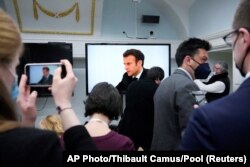 Многие наблюдатели отметили, что череда "унижений" началась для Эммануэля Макрона еще в аэропорту: ему и членам французской делегации не подали автомобиль к трапу, в результате чего высоким гостям пришлось идти по перрону аэропорта пешком