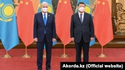 Президент Казахстана Касым-Жомарт Токаев (слева) и китайский лидер Си Цзиньпин в Пекине, 5 февраля 2022 года