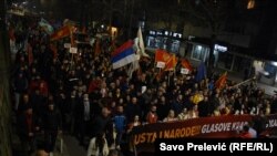 Zastava i Srbije na protestu koji su predvodili funkcioneri Demokratske Crne Gore, a podržali poslanici i funkcioneri prosrpskog Demokratskog fronta u Podgorici, 2. februara 2022., uoči sjednice crnogorske Skupštine na kojoj je izglasavano nepovjerenje Vladi Zdravka Krivokapića.