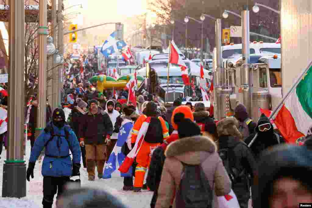 Ljudi u centru Ottawe dok traja protest kamiondžija zbog mjera protiv COVID-19, 6. februar 2022.