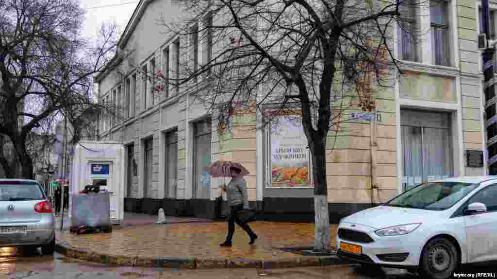 На перетині вулиць Сєрова та Карла Маркса розташований Будинок художника. З 12 серпня 2021 року за розпорядженням місцевого російського уряду його закрили, про що говорять два оголошення на вхідних дверях 