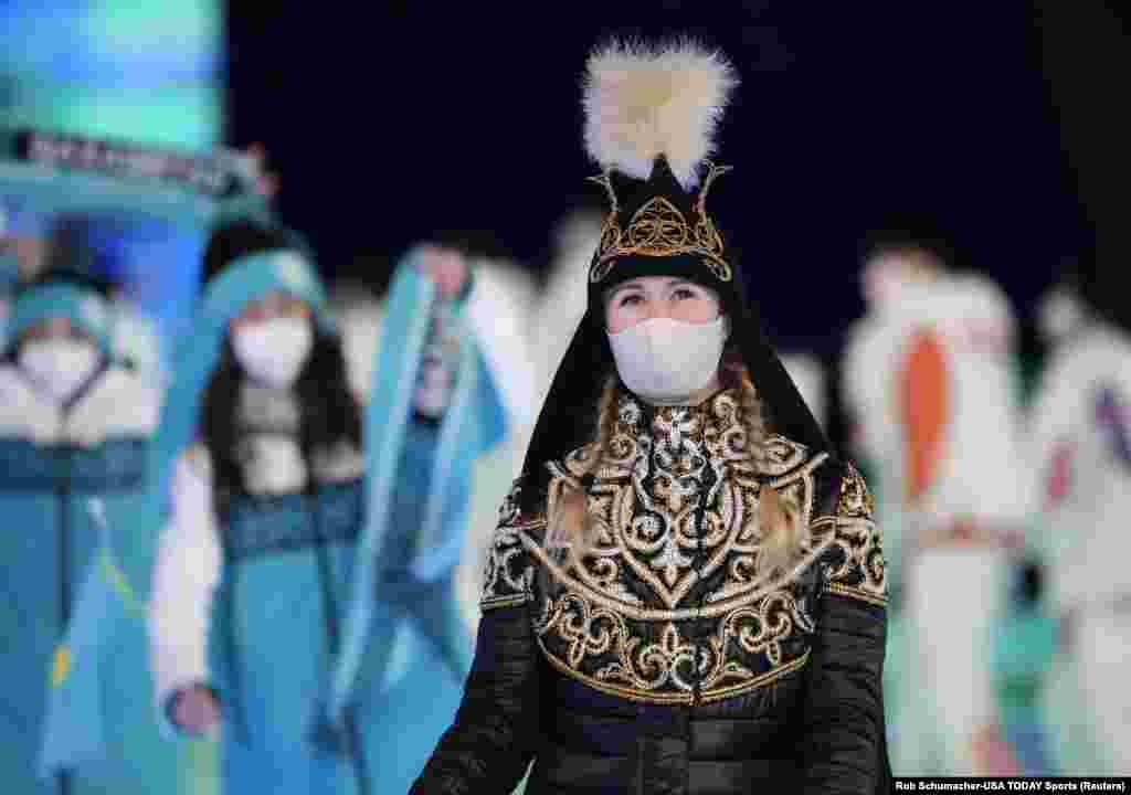 Екатерина Айдова на церемония открытия Игр, облаченная в казахский национальный костюм. Пекин, 4 февраля 2022 года