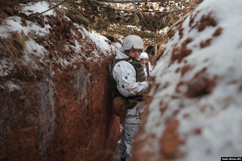 Një ushtar ukrainas duke qëndruar në një llogre, në një pozicion në vijën e frontit me separatistët e mbështetur nga Moska, në rajonin e Donetskut, në Ukrainë, më 31 janar.