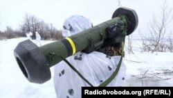 Украинский военный с Javelin