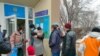 Родственники людей, задержанных в связи с январскими событиями, встречают их перед зданием следственного изолятора. Алматы, 1 февраля 2022 года