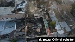 Крыша дома по улице Киевской, 36, в Ялте, сгоревшая во время пожара 10 января 2022 года