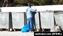 Aşgabat. Zibil çelegini dörýän adam. Arhiw suraty