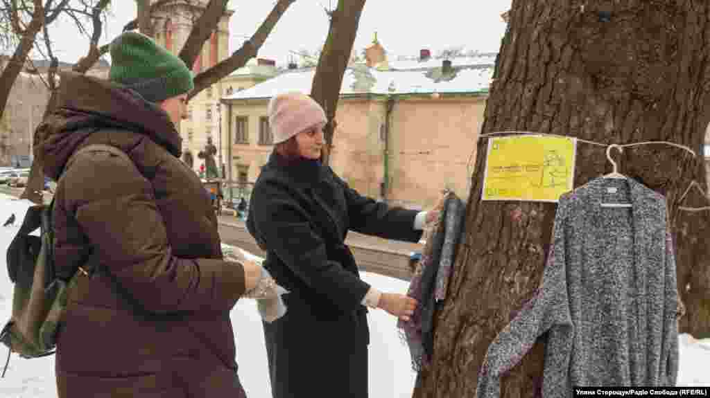 Комунікаційниця центру &laquo;Між нами&raquo; Іванна Попудник каже, що минулого року Простір &laquo;Ясна річ&raquo; пожертвував людям одяг. Цьогоріч вони дізналися про те, що Простір закривається і звернулися до них з проханням роздати речі тим, кому вони потрібні найбільше. Тож у партнерстві &laquo;Між нами&raquo; і &laquo;Ясна річ&raquo; провели акцію і планують організувати ще одну, коли потеплішає &ndash;&nbsp;навесні &nbsp; 