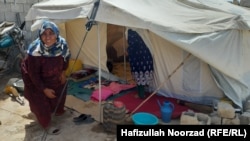 د افغانستان په فراه ولايت کې يوه بې وزله ښځه د خپلې خېمې مخې ته ناسته ده ـ انځور له ارشيفه