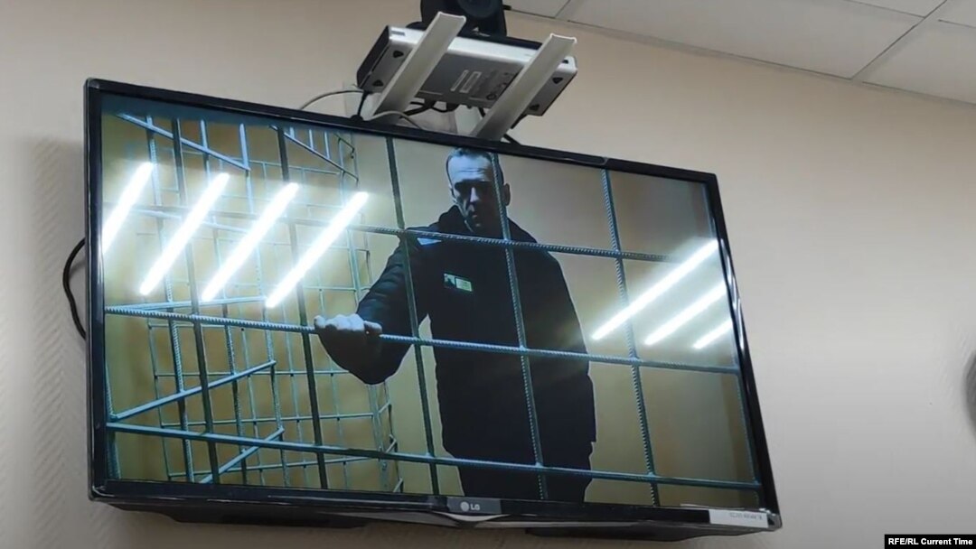 Навални во затвор.