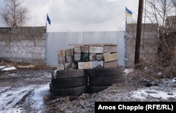 Rögtönzött lőállás Ukrajna és az ország hadseregének zászlóival az Azovsztal acélgyár egyik szolgálati bejáratánál február 6-án